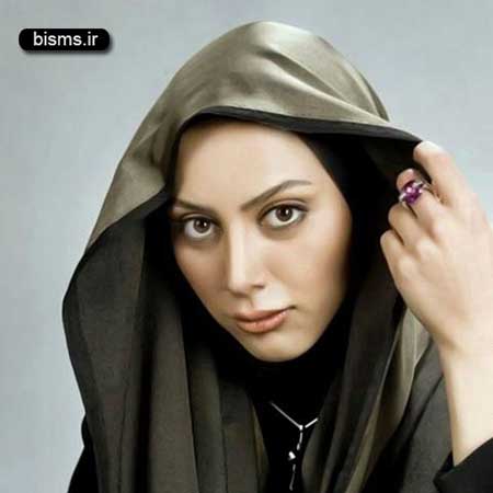 عکس جدید مونا فرجاد در کنار پدر و مادرش